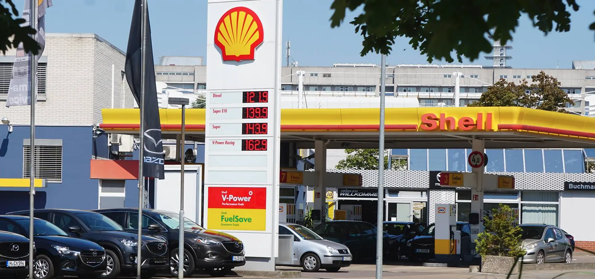 Shell Tankstelle bei Autohaus Buchmanns in Hannover.